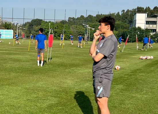 穆斯卡特还拥有比甲圣图尔登和J联赛横滨水手的执教履历，自2021年执教横滨水手以来，带领球队获得一次J联赛冠军及一次日本超级杯冠军。